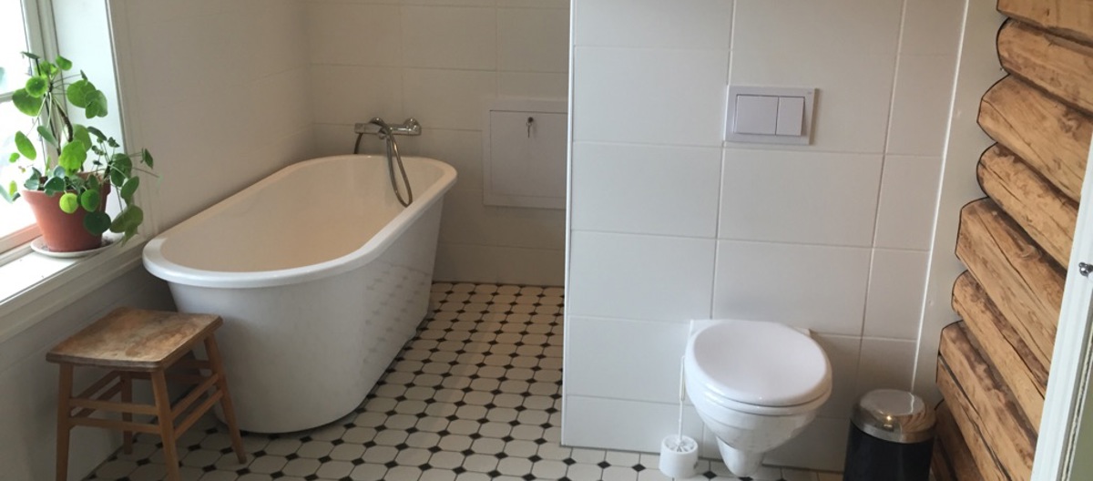 Ytterveggene er bygget som en moderne våtsone. De har membran og er flislagte. Det samme er gulvet. Foto: Svein Løvik