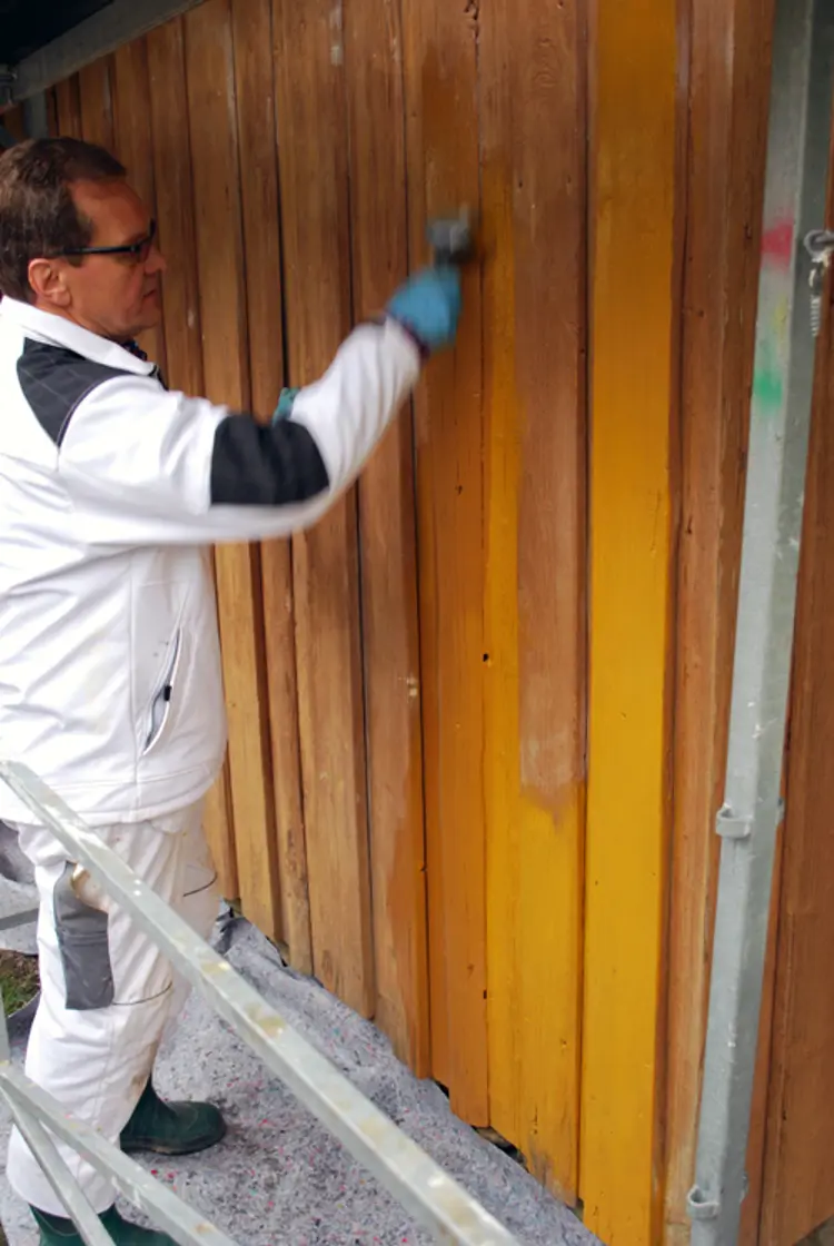 Ole Andreas Klaveness maler med linoljemaling på Follo museum. Foto: Akershus bygningsvernsenter
