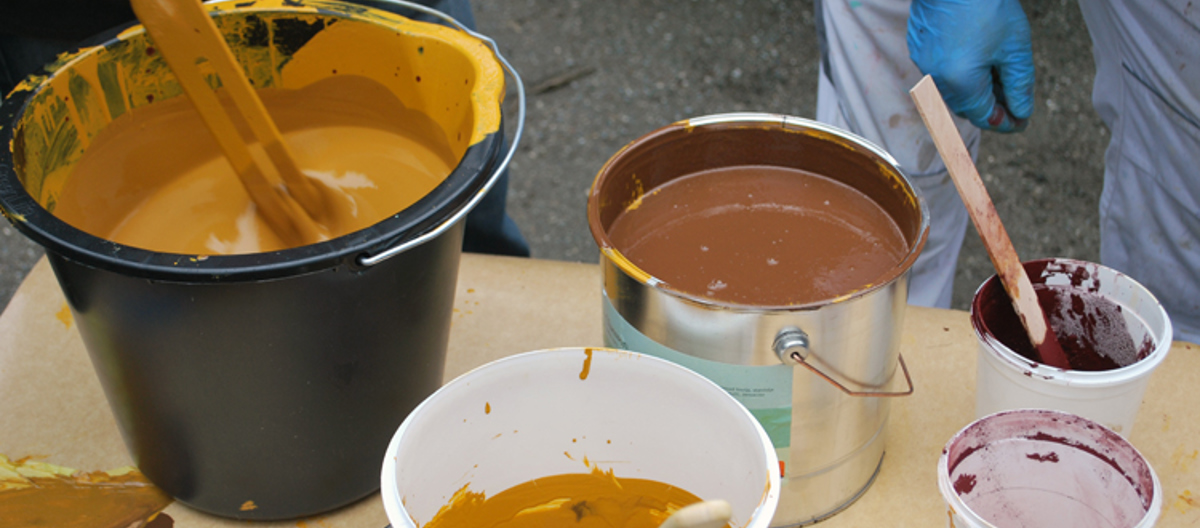 Linoljemaling med umbra- og okerpigmenter, blandes på stedet. Foto: Akershus bygningsvernsenter