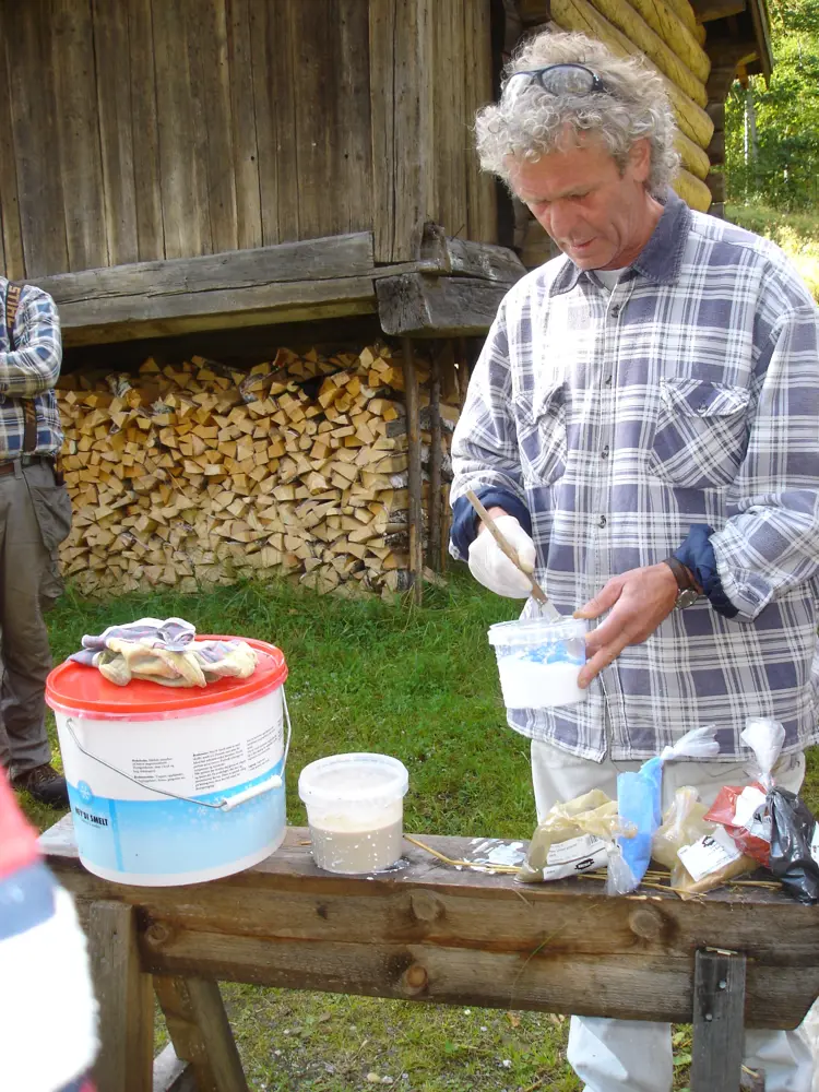 Terje Berner holder kurs om kalkmuring. Foto: Buskerud bygningsvernsenter
