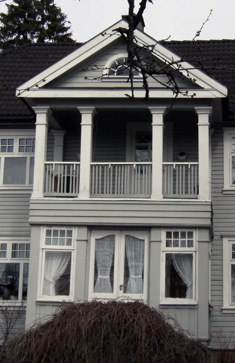 Detalj av pedimentmotiv. Foto: Byantikvarens arkiv