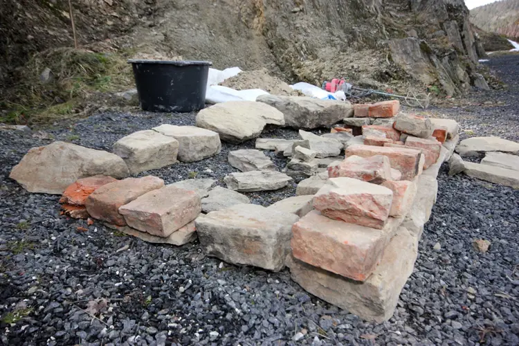 Mellomlagring på tunet. Foto: Terje Granås, Bygningsvernsenteret i Aust-Agder