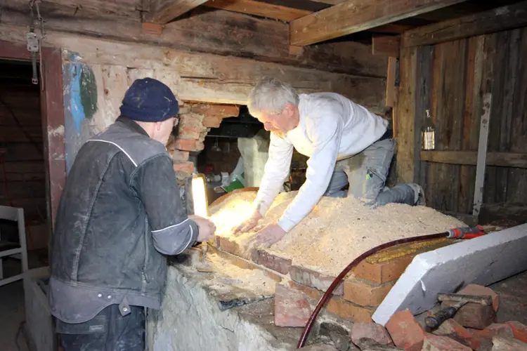 Formen justeres etter malen. Foto: Terje Granås, Bygningsvernsenteret i Aust-Agder