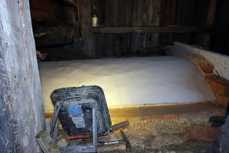 Dekkes med papp. Foto: Terje Granås, Bygningsvernsenteret i Aust-Agder