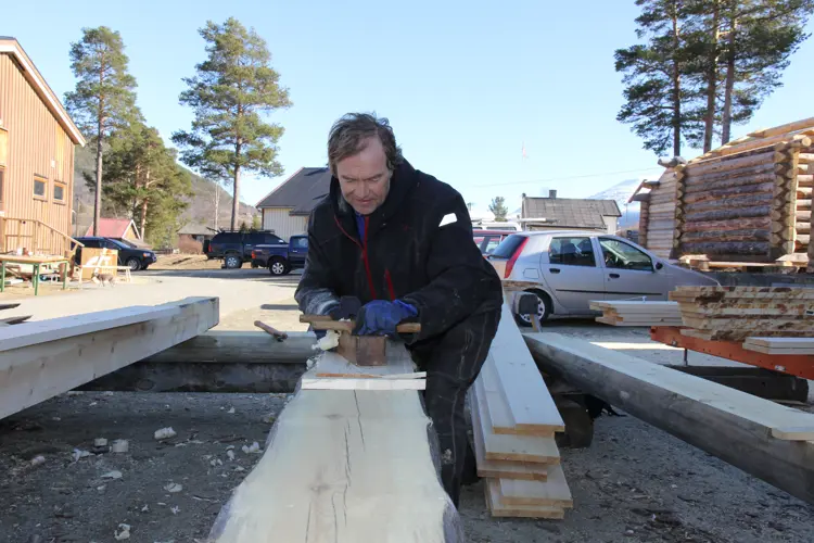 Arild Bjarkø høvler bord som skal brukes til taktekking. Glatthøvlede bord gir god vannavrenning og mindre overflate for mikroorganismer