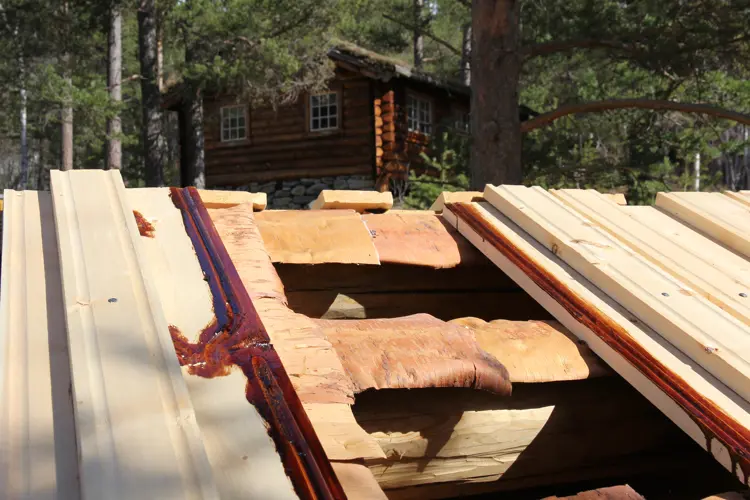 Åsene ble lektet noe opp og deretter kledd med never for å forhindre vanninntrenging og påfølgende råteskader. Vannrennene i underbordet er smurt med tjære.