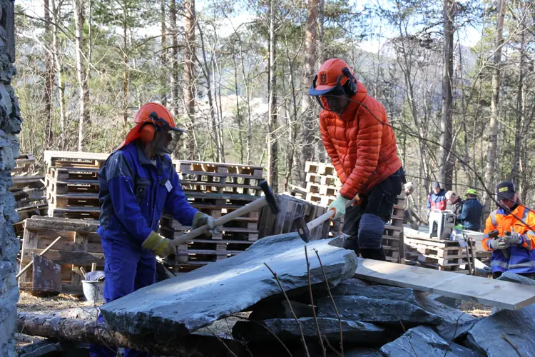 Store steinblokker deles med slegger. Foto: Olle Christer Stenby
