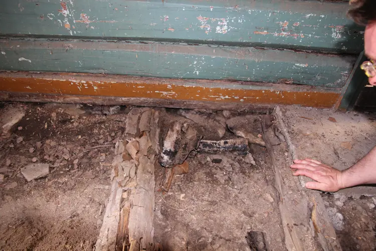 Råtesoppskader i gulvbjelkelaget grunnet mangelfull drenering