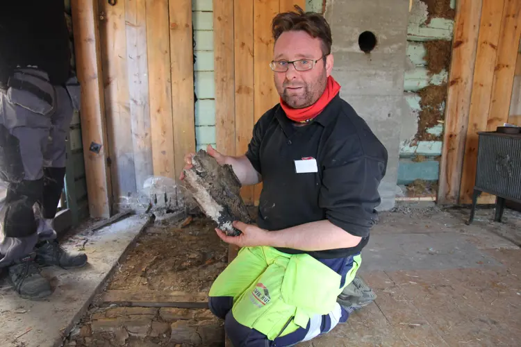 Per Hilleren undersøker en soppskade på undersiden av gulvbordene. Prøver må undersøkes av eksperter for å kunne fastslå hvilken type sopp det er og hvilke tiltak som kan forhindre nye angrep: Foto: Bygg og Bevar