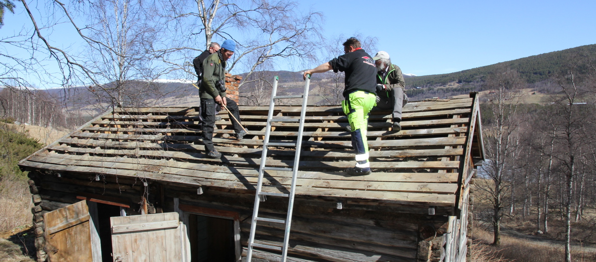 Taktekkingen er fjernet for å få bedre oversikt over skadeomfanget i takkonstruksjonen