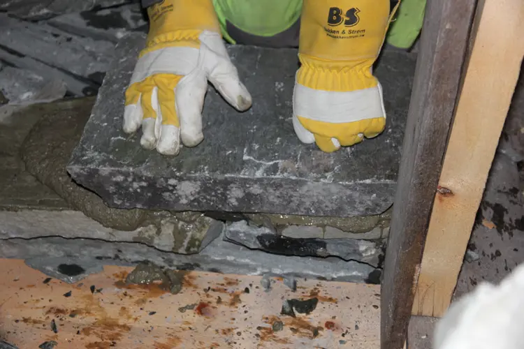 Mørtelen skal ikke være bærende, den skal kun fylle ut mellom steinene. Steinen presses ned slik at det ligger an mot foregående skift.