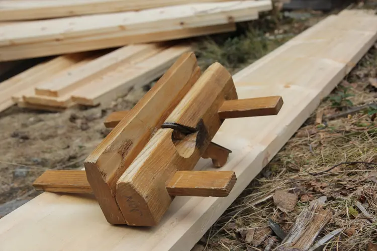 Hundragshøvel benyttes til å høvle vannrennene i bordtaket