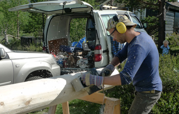 Høvling av mønsåsen, med tilskuer. Foto: Dag Erlend Lohne Mohn