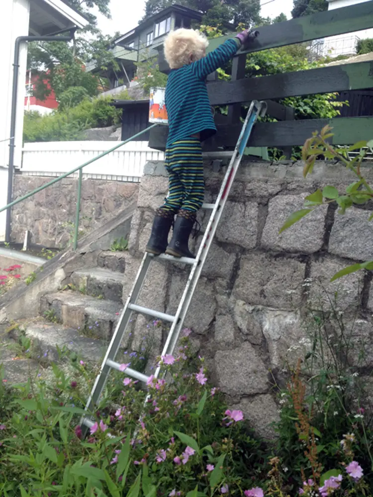 Tidlig krøkes; å male med linoljemaling er gøy for liten og stor. Foto: Dag Erlend Lohne Mohn