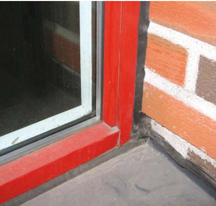 Fugemasse, utvendig rundt vindu. Foto: DiBK