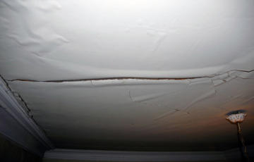 Lekkasje har skadet taket. Foto: Einar Nilsson