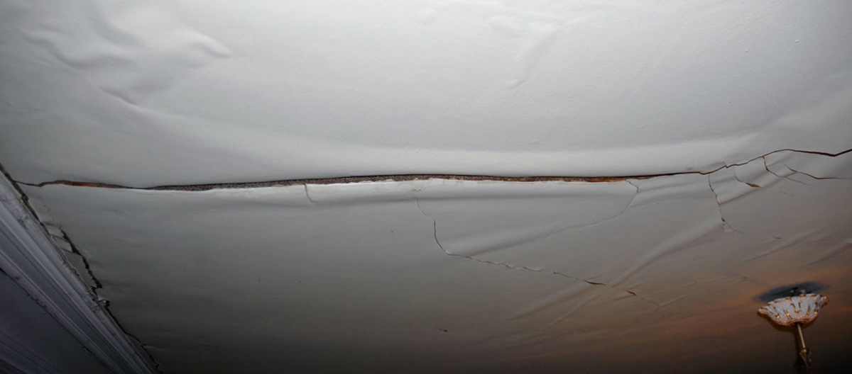 Lekkasje har skadet taket. Foto: Einar Nilsson