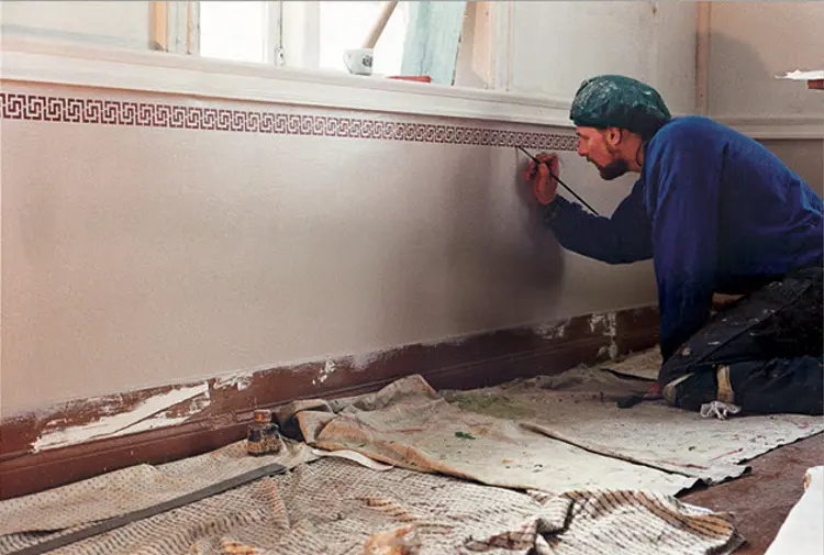 Sjablonmaling i dyp konsentrasjon. Foto: Einar Nilsson