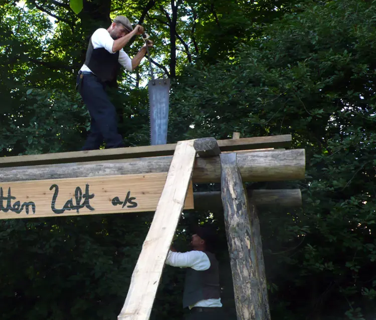 Håndsaging av tømmerstokk. Andersnatten Laft AS på bygningsverndag på Vøienvolden. Foto: Victoria Brand, Fortidsminneforeningen 