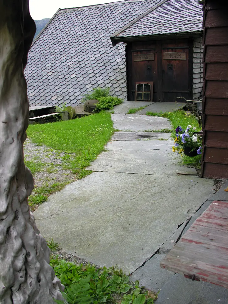 Løetak med dråpaheller fra Øvernes i Etne. Foto: Helge Haugen