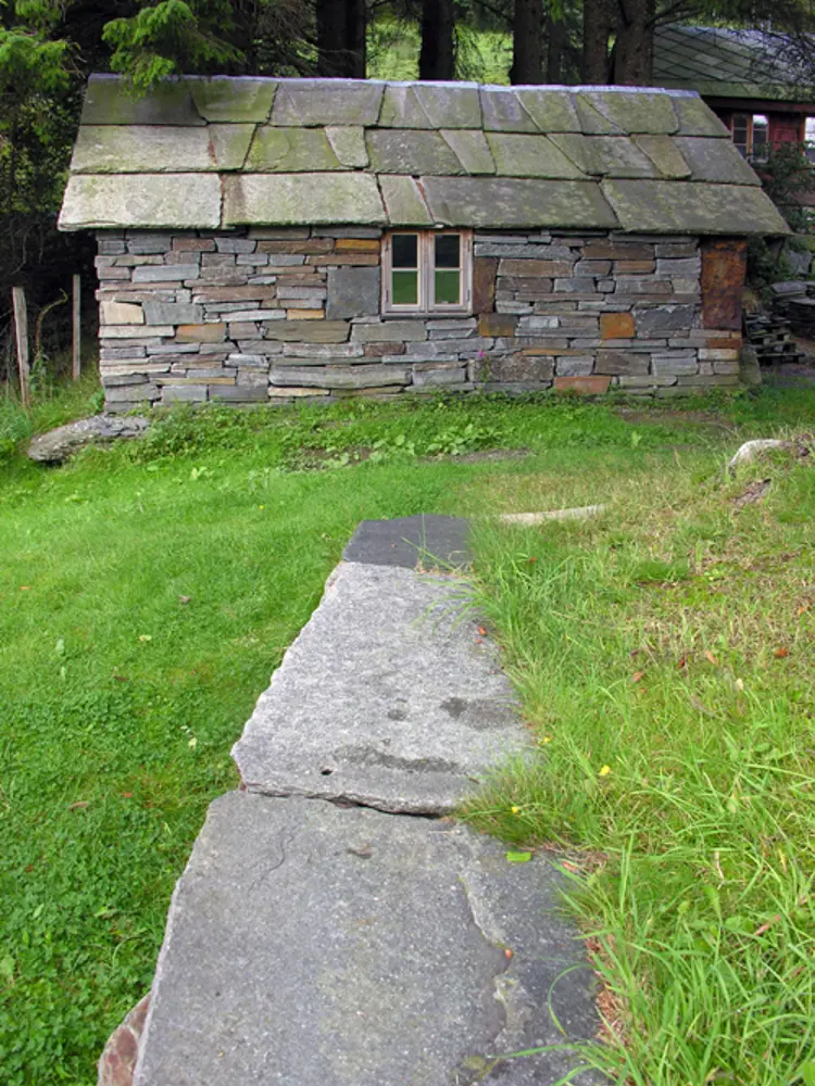 Smia er lødd opp av stein fra Staupebruddet i Sveio. Foto: Helge Haugen