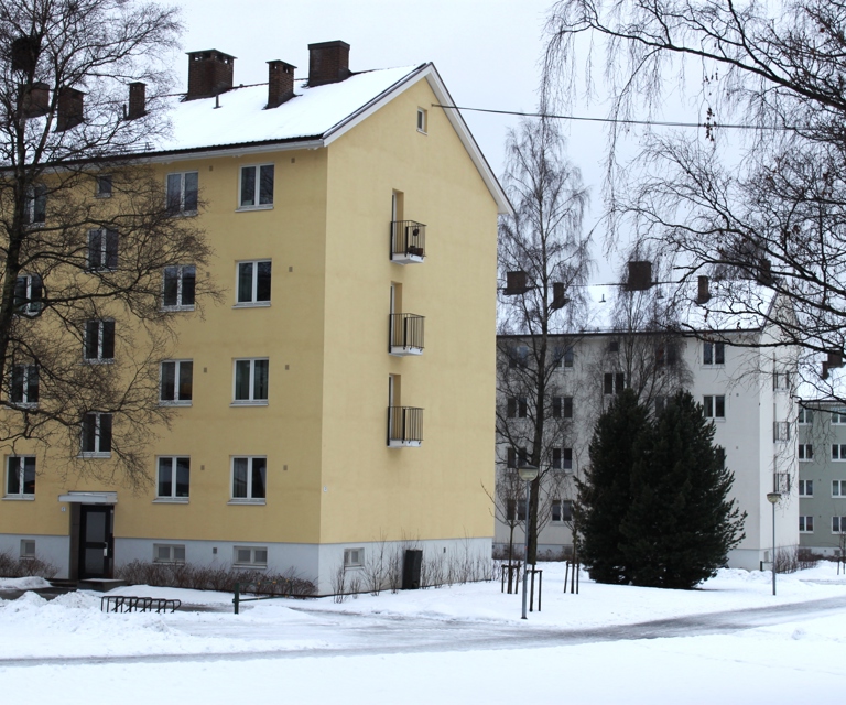 Sober fargesetting i lys gul og lys grå puss. Her ser man ikke de nye balkongene. Foto: Hilde Fossum Sundre