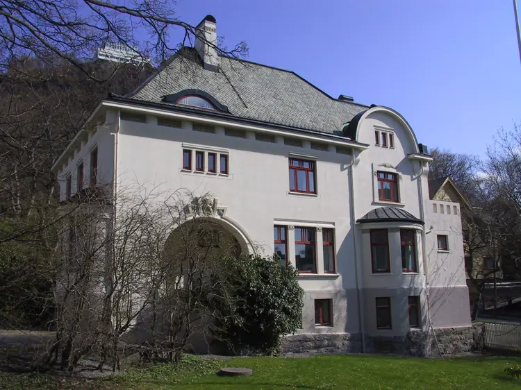 ”Periodens mest karakteristiske villa”, skrev arkitekten Odd Brochmann i ”Bygget i Norge”, om Enkefru Devolds villa, Einervikgata 7. Villaen er en av 19 bygninger i Ålesund signert Hagbarth Schytte-Berg fra 1904 - 1907. Foto: Jugendstilsenteret