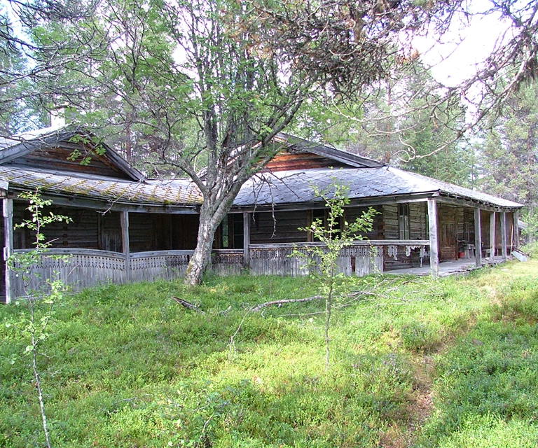  Smithsætra før arbeid med reparasjon av vegger og tak. Foto: Per Roar Arnes 