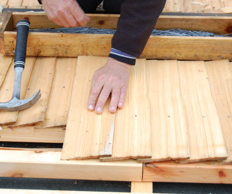 Håndverkeren prøver om stikken ligger godt til underlaget. Foto: Kulturminnefondet
