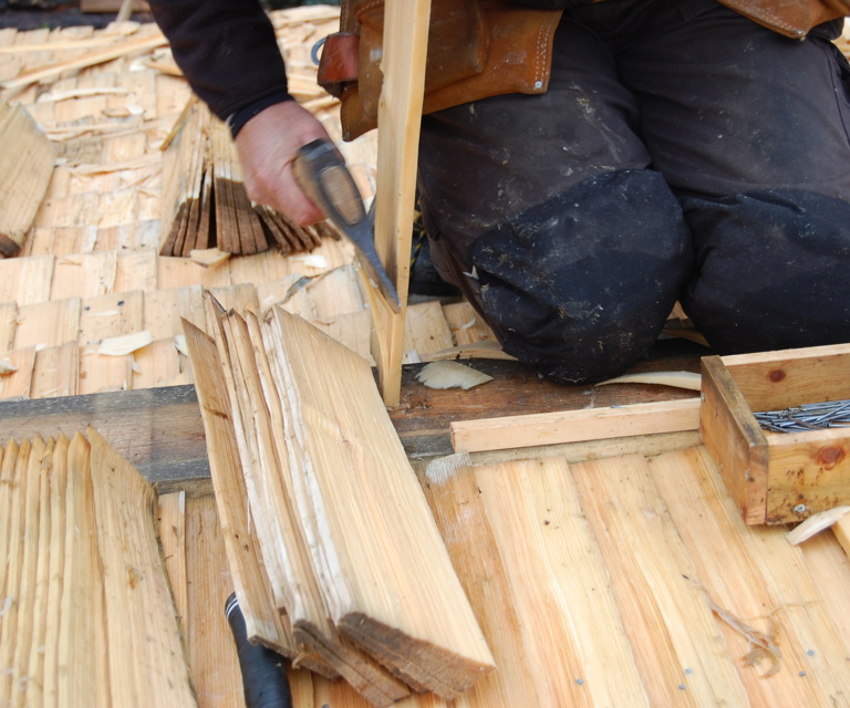 Her tilpasses stikken med øks. Foto: Kulturminnefondet