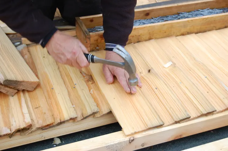 Takstikker spikres med 2,5» spiker. Foto: Kulturminnefondet