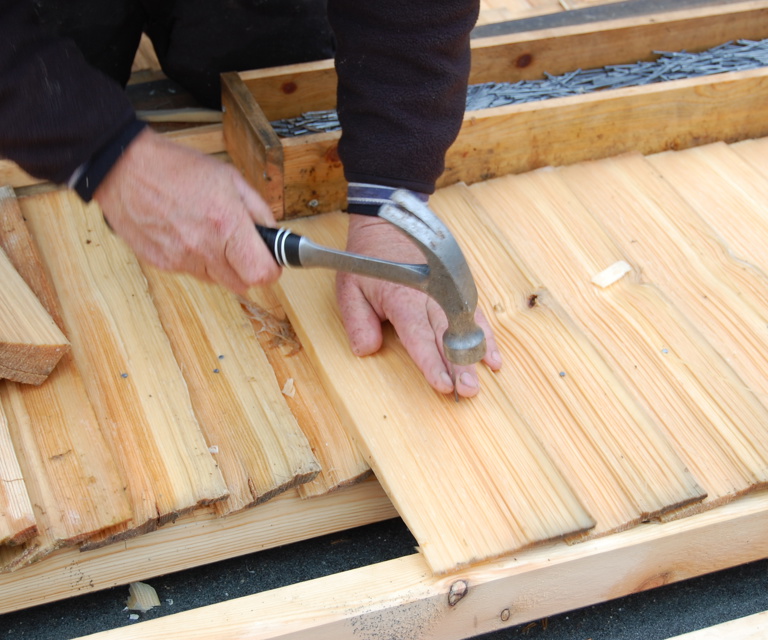 Takstikker spikres med 2,5» spiker. Foto: Kulturminnefondet