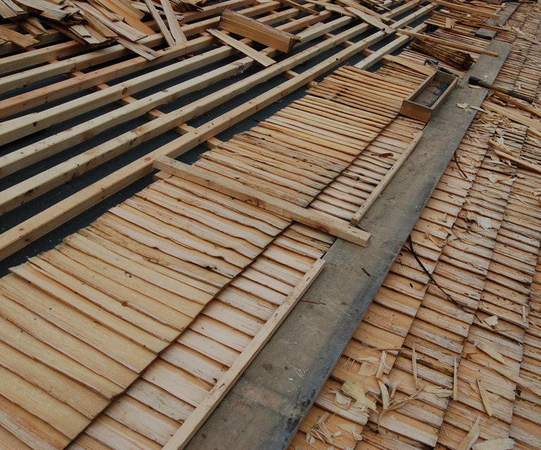 Bildet viser hvordan både «reia» og spikerkassa er anlegg for stikkene. Foto: Kulturminnefondet