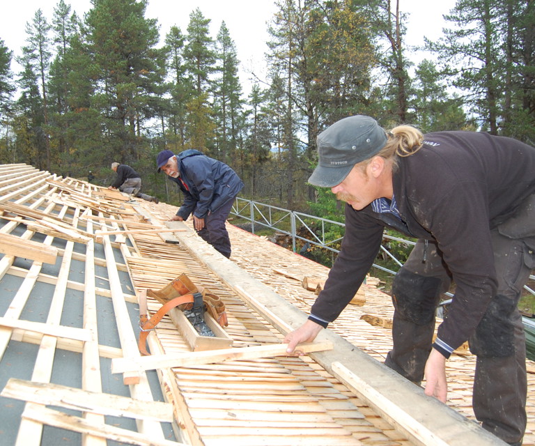 Tekking med spon og stikker gjøres gjerne på dugnad. Her løftes «reia» et legg opp. Foto: Kulturminnefondet