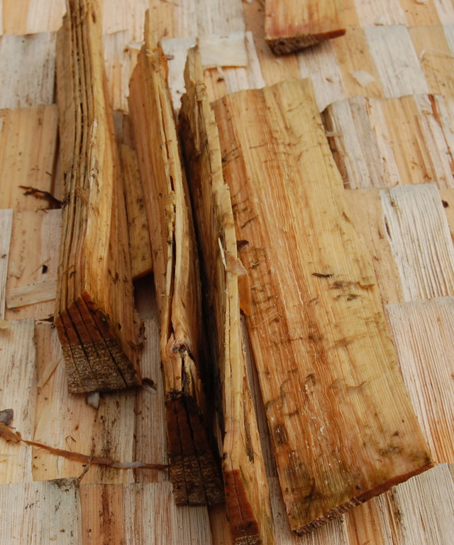 Denne bunten har vridd virke. Skal disse brukes, må de tilpasses med øks først. Foto: Kulturminnefondet