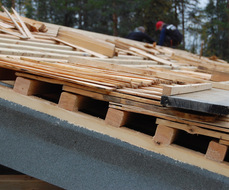 Snitt som viser de tre lagene med stikker dette stikketaket har. Foto: Kulturminnefondet