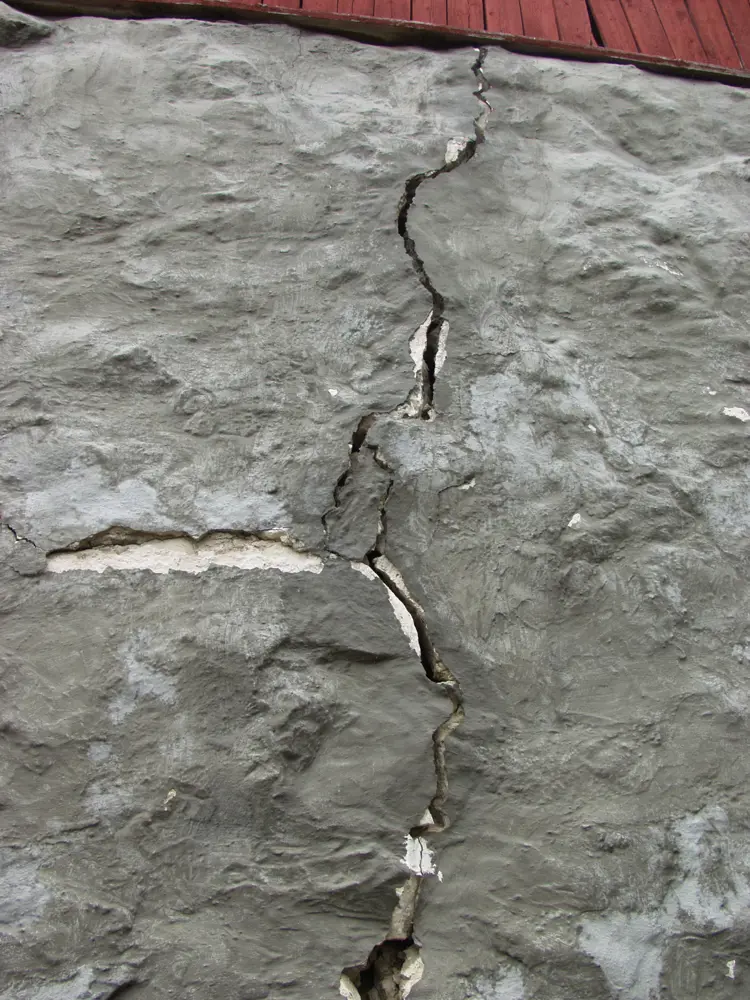 Det var store gjennomgående sprekker fra bakken og opp til toppen av muren. Foto: Einar Engen, Domkirkeodden