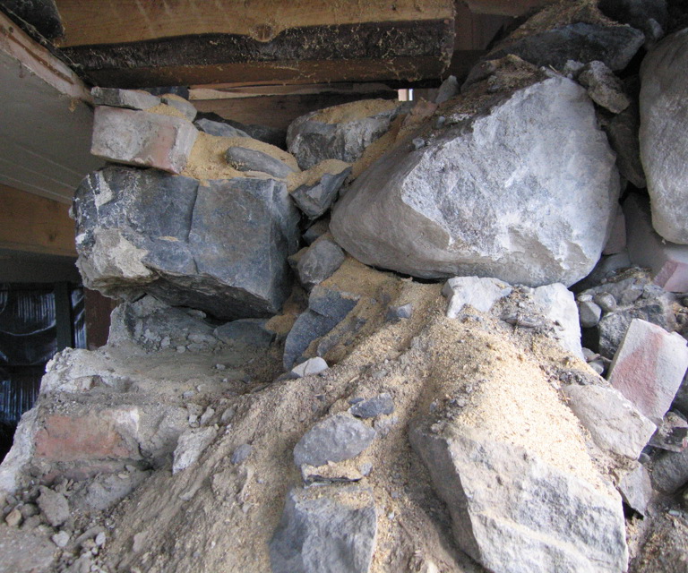 Detalj som viser hvordan veggen var bygd og hvilke typer masser som var brukt som fyll. Foto: Vegard Røhme