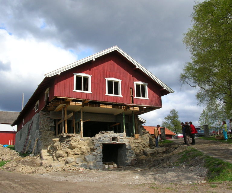 Per Anders Gjørslie forteller om reparasjonsarbeidet. Foto: Kristin Ødegård Bryhn