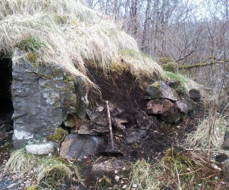 Murverket ved døra ble demontert, terrenget rettet opp før ny yttermur ble bygd. Foto: Ole Kristian Kjenes