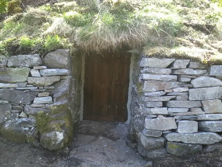 Utsnitt som viser inngangspartiet til kjelleren ferdig istandsatt. Foto: Ole Kristian Kjenes