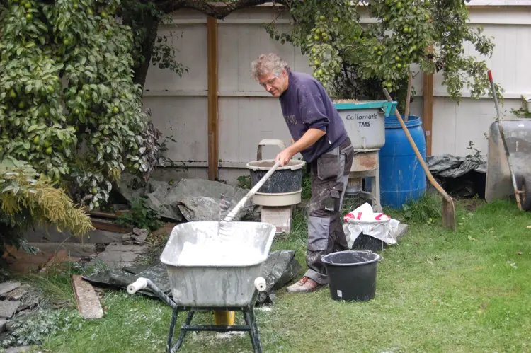 Lesking av kalk. Foto: Norsk Kulturminnefond