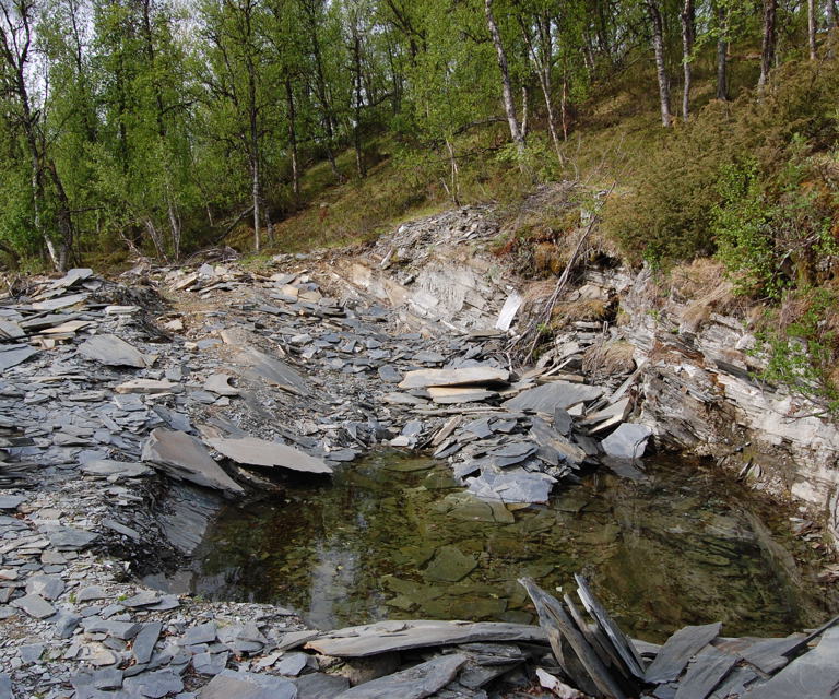 I Gammelvollia i Os i Østerdalen har man lange tradisjoner for uttak av skifer til muring og taktekke. Foto: Kulturminnefondet