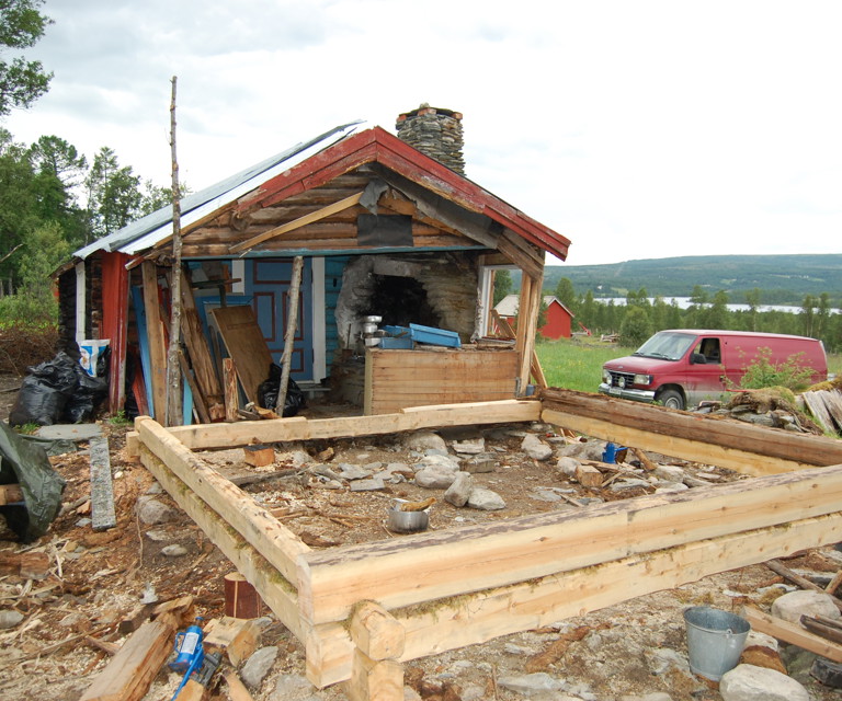 Under istandsetting av den ene delen av seterstua. Ildstedsanleggets plassering vises godt. Foto: Kulturminnefondet