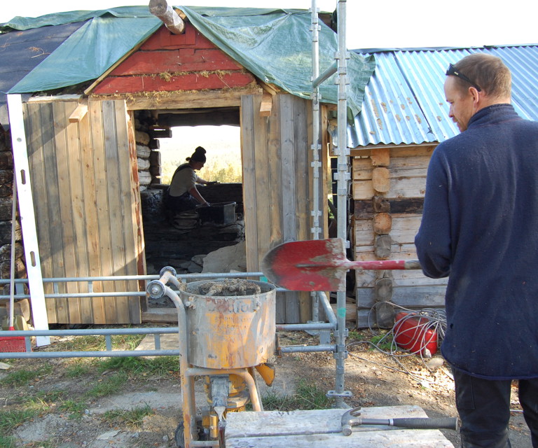 Blanding av mørtel. Foto: Kulturminnefondet