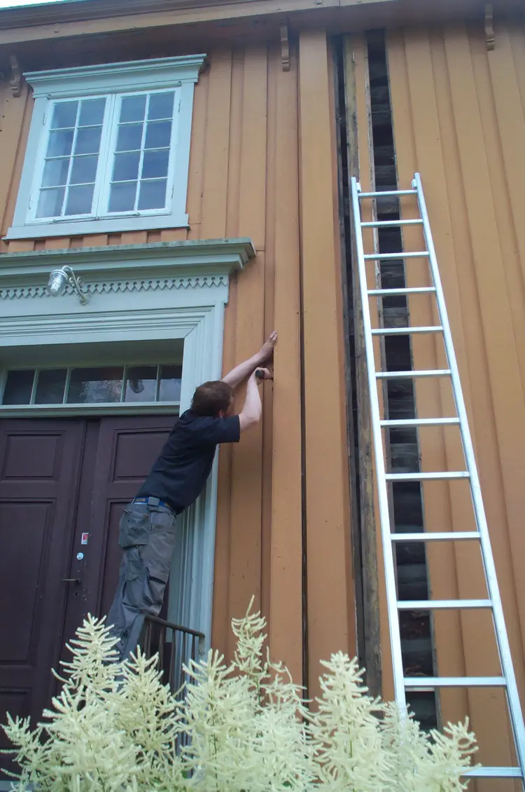 Fotodokumentasjon av arbeidets fremgang er viktig. Foto: Norsk Kulturminnefond