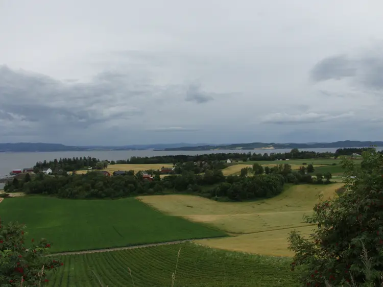 Jordbrukets kulturlandskap rommer et mangfold av spor etter tidligere tiders jordbrukere. Foto: Norsk Kulturminnefond