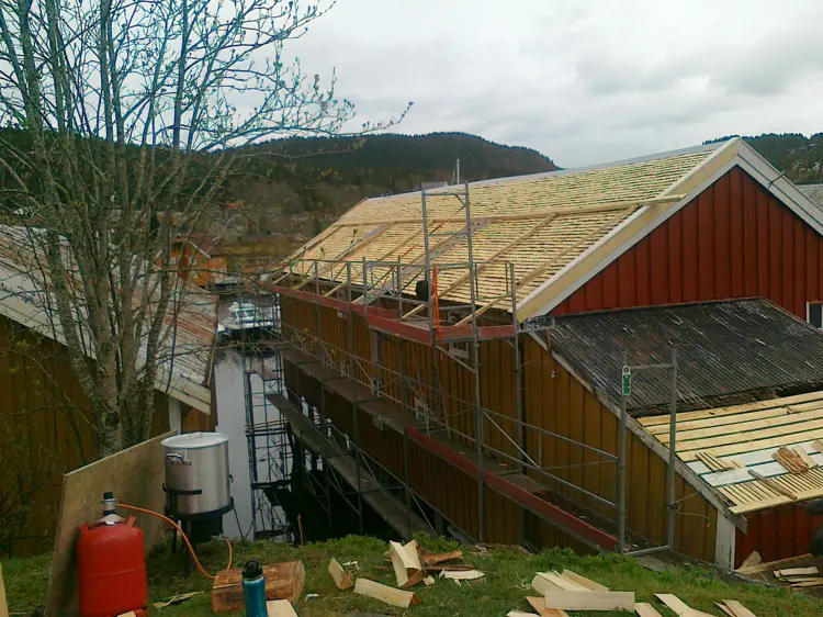 Tak som settes i stand ved bruk av samme materialer og samme teknikk som dengang det var nytt.