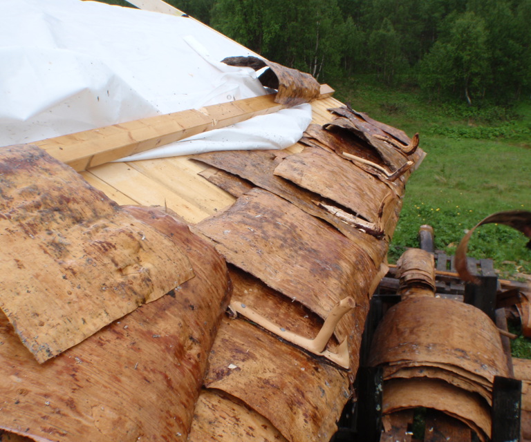 Her tekkes taket med 4-5 lag never før jord legges oppå. Foto: Kolbjørn Vegar Os