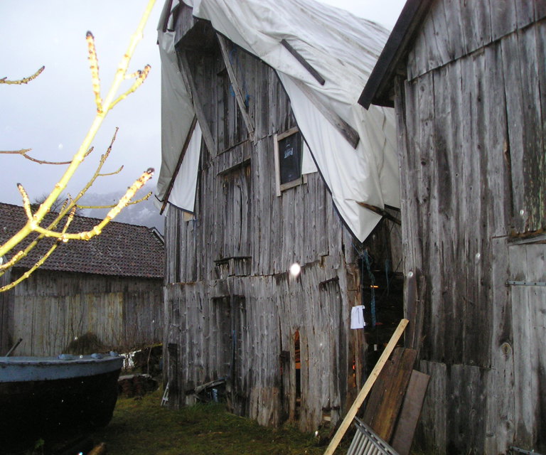 Slik så naustet ut før Einar Lote satte i gang med reparasjon i 2011. Foto: Per Asle Hjelmeland